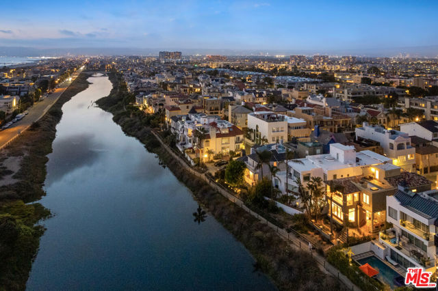 5105 Via Donte, Marina del Rey CA: https://media.crmls.org/mediaz/7d331668-0531-47f9-a8d4-312eee8852c3.jpg