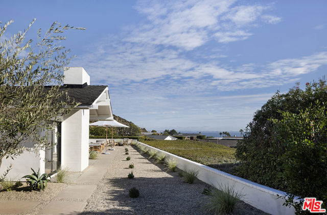 20374 Seaboard Road, Malibu CA: https://media.crmls.org/mediaz/7d33a60b-95c1-498a-984a-a8dee6c56328.jpg