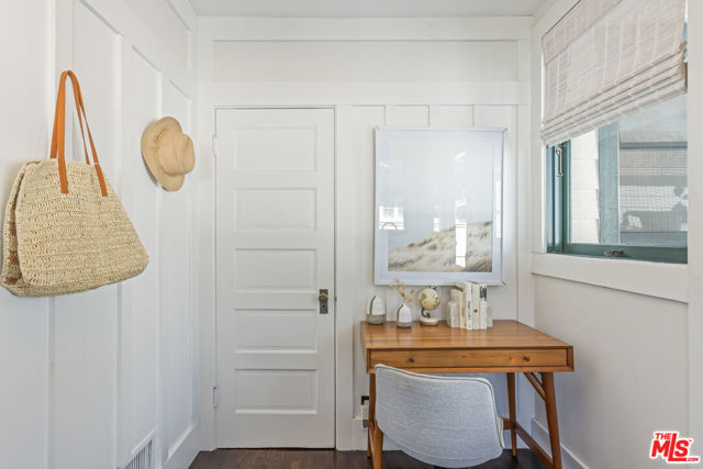 601 S Hudson Avenue, Pasadena CA: https://media.crmls.org/mediaz/7d34e030-130e-4f02-b78d-6870b59a6501.jpg