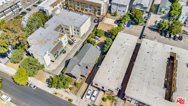 1215 W 39th Place, Los Angeles CA: https://media.crmls.org/mediaz/7d355e15-d83b-4015-88fe-20dedf111e26.jpg