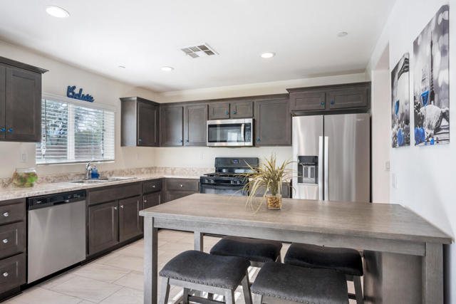 85177 Avenida Reforma, Coachella CA: https://media.crmls.org/mediaz/7d356387-a0f1-41a9-80a6-141d40ac652f.jpg
