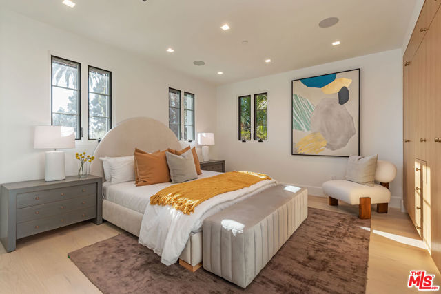 409 21st Street, Santa Monica CA: https://media.crmls.org/mediaz/7d360944-b819-4e75-8e58-e2d232542861.jpg