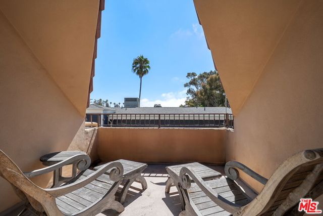 911 7th Street, Santa Monica CA: https://media.crmls.org/mediaz/7d374476-1809-49e4-a855-548506af4a24.jpg