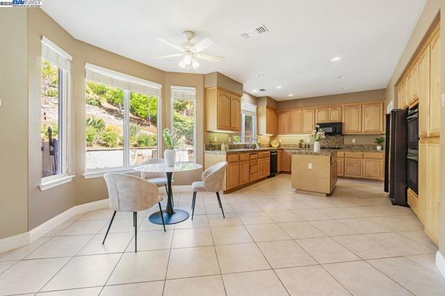 5391 Fernbank Dr, Concord CA: https://media.crmls.org/mediaz/7d37bcf1-ad13-40a6-acfb-db167317bcfc.jpg