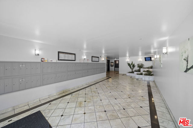 533 S St Andrews Place, Los Angeles CA: https://media.crmls.org/mediaz/7d38806d-33c2-4627-a9db-1effa431b632.jpg