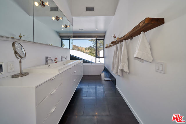 6342 Innsdale Drive, Los Angeles CA: https://media.crmls.org/mediaz/7d3889e1-d3b8-4e44-a483-64e26bb15d46.jpg