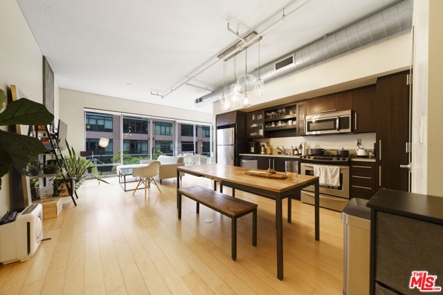 1100 S Hope Street, Los Angeles CA: https://media.crmls.org/mediaz/7d388c27-d642-4a84-b7d5-69f09a228696.jpg