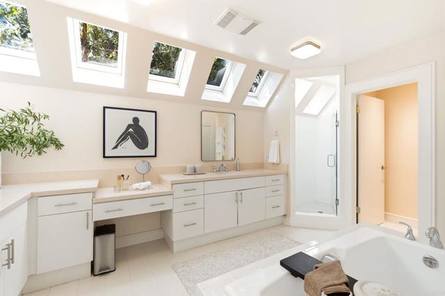 Detail Gallery Image 10 of 46 For 1765 Ivy Rd, Oceanside,  CA 92054 - 4 Beds | 3/1 Baths