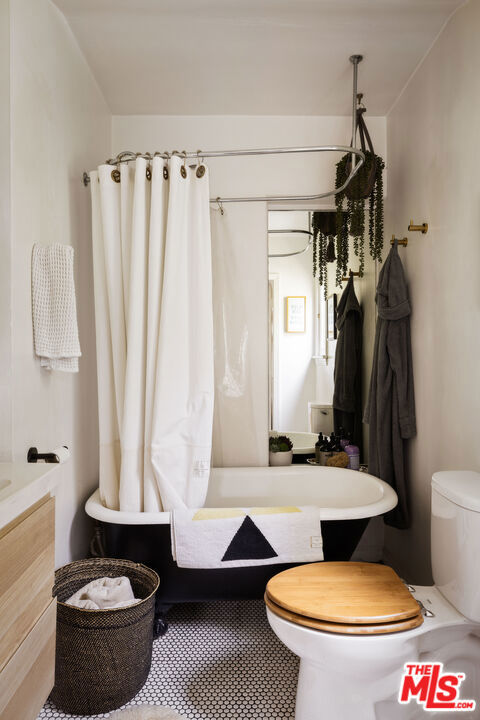 1012 Superba Avenue, Venice CA: https://media.crmls.org/mediaz/7d392ea5-22e3-46e6-8af6-f08c18811759.jpg