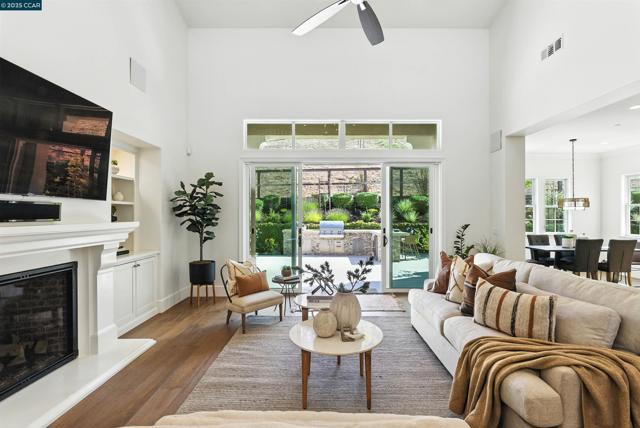 22 W Hill Way, Orinda CA: https://media.crmls.org/mediaz/7d3936d8-d609-4677-afc9-57ee20812889.jpg