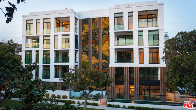 425 N Palm Drive, Beverly Hills CA: https://media.crmls.org/mediaz/7d39695b-d791-4208-b8e4-f65e84ff9f2c.jpg