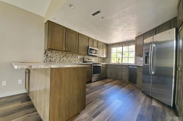 Detail Gallery Image 12 of 16 For 2310 Vista Valley Ln, Vista,  CA 92084 - 3 Beds | 2/1 Baths