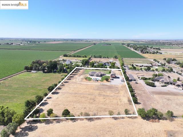 430 Ellisa Ln, Brentwood CA: https://media.crmls.org/mediaz/7d3c60bc-93e9-4d25-8a05-d429a543d8ff.jpg