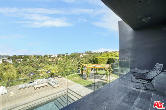 9152 Janice Place, Beverly Hills CA: https://media.crmls.org/mediaz/7d3ca825-f3b7-4a2a-89be-4d490a12ba42.jpg