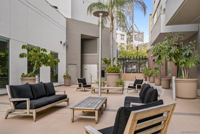 253 10Th Ave, San Diego CA: https://media.crmls.org/mediaz/7d3eb2b0-525a-473e-ae5a-ab5752772dc7.jpg