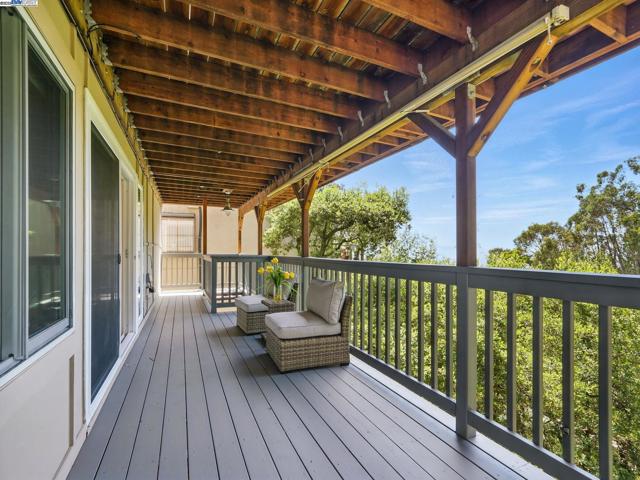 2323 Mastlands Dr, Oakland CA: https://media.crmls.org/mediaz/7d3ee6db-903e-453f-a4b7-0e9564c32459.jpg