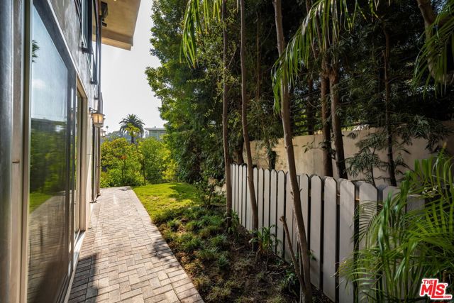933 Bluegrass Lane, Los Angeles CA: https://media.crmls.org/mediaz/7d400b5a-a472-434b-afb0-f68a70e9fd15.jpg