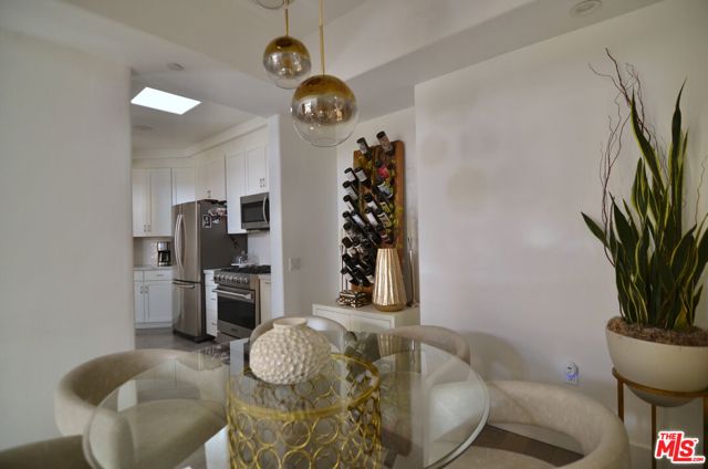 5703 Laurel Canyon Boulevard, Valley Village CA: https://media.crmls.org/mediaz/7d4061c7-98c9-4653-8577-dde4c40bc333.jpg