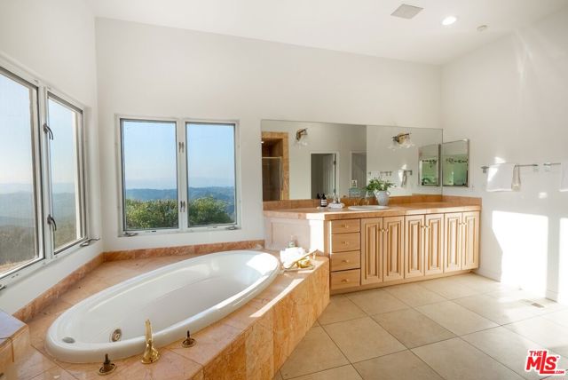 21965 Saddle Peak Road, Topanga CA: https://media.crmls.org/mediaz/7d40b44c-9940-495d-a4d9-4cf91e86ed08.jpg
