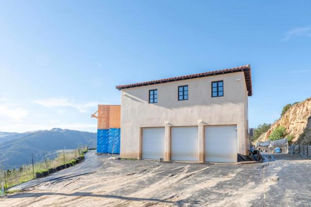 304 Country Club, Carmel Valley CA: https://media.crmls.org/mediaz/7d41dc75-17cf-4f31-a7c3-03cc1552bdff.jpg