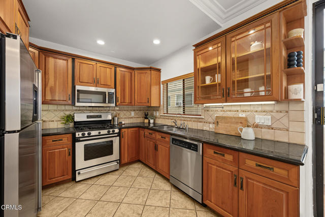 601 S El Molino Avenue, Pasadena CA: https://media.crmls.org/mediaz/7d420ac4-898d-43ed-a483-16a7ae6da6ba.jpg