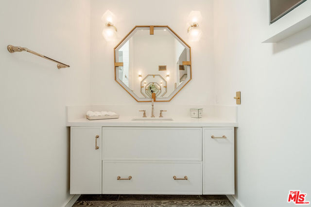 10100 Empyrean Way, Los Angeles CA: https://media.crmls.org/mediaz/7d427662-671c-45b0-935b-5f6c1fb112a3.jpg