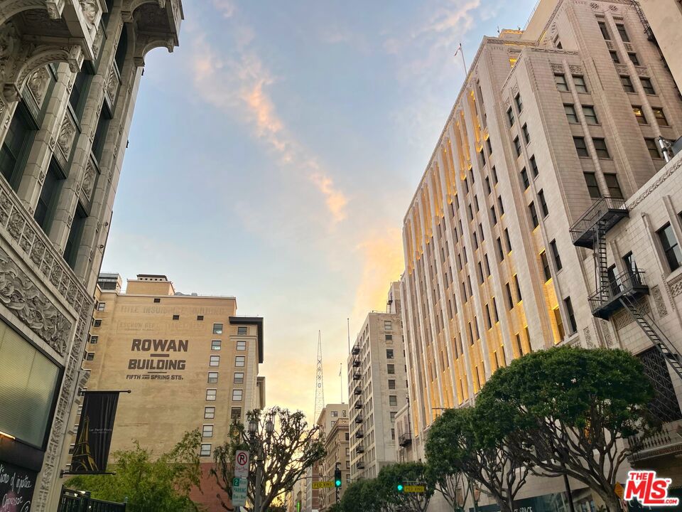 https://media.crmls.org/mediaz/7d437640-3f01-4102-a032-b820d9a88675.jpg?preset=X-Large