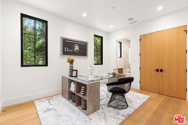 2565 Patricia Avenue, Los Angeles CA: https://media.crmls.org/mediaz/7d437d2b-e9c2-4de8-8f39-e7a7f66a5f2d.jpg