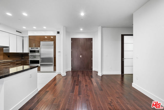 1318 Roxbury Drive, Los Angeles CA: https://media.crmls.org/mediaz/7d45a06d-2a40-4232-ac88-021eea00e795.jpg