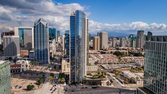888 W E St, San Diego CA: https://media.crmls.org/mediaz/7d471ab8-abb6-492e-90f6-8378d841ec45.jpg