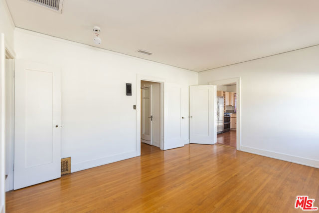 955 S Highland Avenue, Los Angeles CA: https://media.crmls.org/mediaz/7d474320-123a-4d09-8420-ab9d147c7d31.jpg