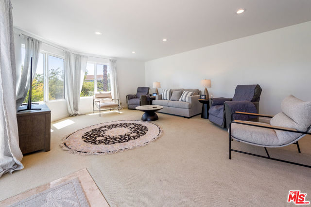 2357 Knob Hill Drive, Riverside CA: https://media.crmls.org/mediaz/7d476d2d-5483-4e33-916b-5dc394c7d2d4.jpg