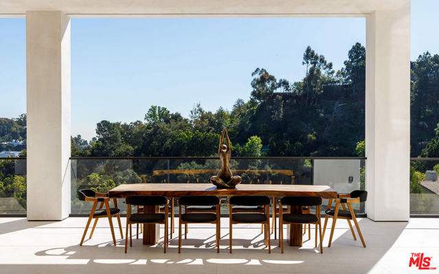 10697 Somma Way, Los Angeles CA: https://media.crmls.org/mediaz/7d48d1f9-3d24-4c37-96ca-b7fdbf00c5f8.jpg