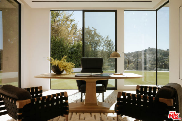 16187 Royal Oak Road, Encino CA: https://media.crmls.org/mediaz/7d492428-8e23-4bb4-a2f6-26f3367baf0a.jpg