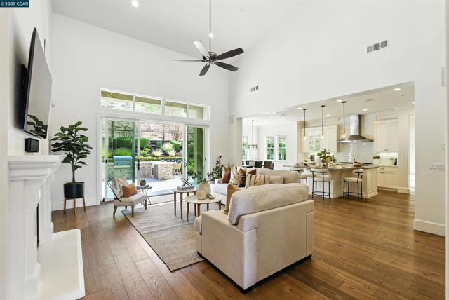 22 W Hill Way, Orinda CA: https://media.crmls.org/mediaz/7d49672b-7ee6-4ce1-8611-c258065b2f24.jpg