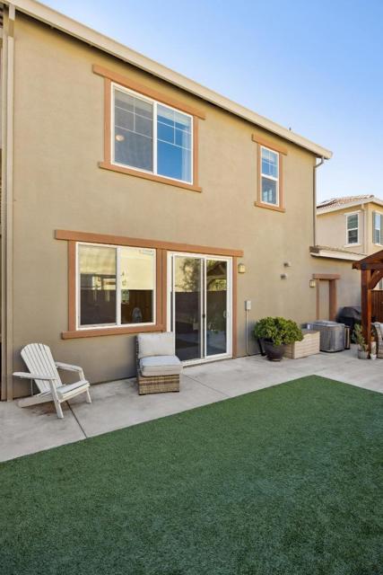 2521 Apricot Way, Gilroy CA: https://media.crmls.org/mediaz/7d4a5637-46d0-4e79-9ceb-f293b59c33a7.jpg