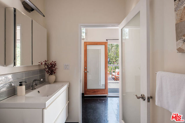 980 Oneonta Drive, Los Angeles CA: https://media.crmls.org/mediaz/7d4aa42e-b7ec-4dba-b2d1-0f1bc0798042.jpg