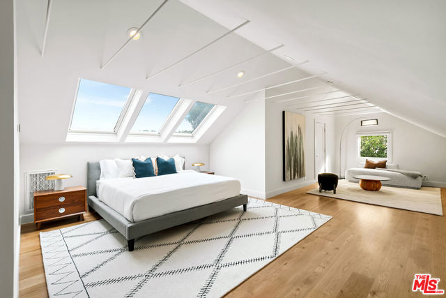 2612 Wallingford Drive, Beverly Hills CA: https://media.crmls.org/mediaz/7d4ac2d5-d970-44bc-8027-2fc114b54078.jpg