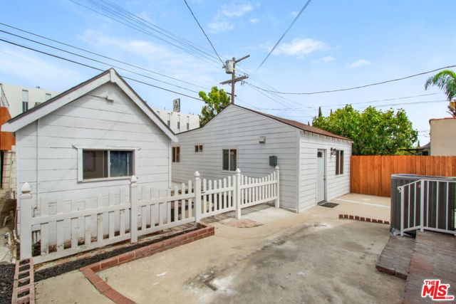 4325 W 58th Place, Los Angeles CA: https://media.crmls.org/mediaz/7d4b8f10-11a1-4a7e-b498-027b227d0c2f.jpg