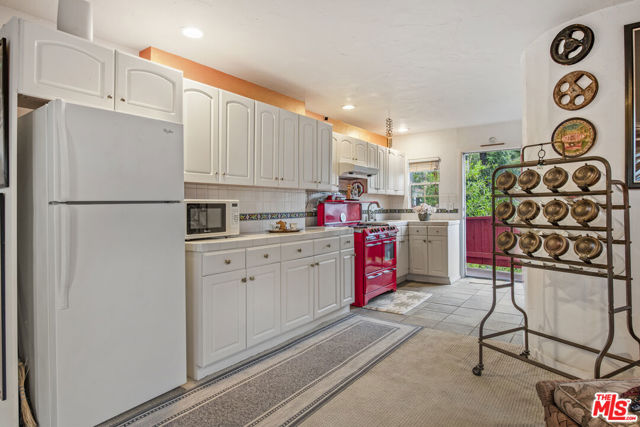 2882 Belden Drive, Los Angeles CA: https://media.crmls.org/mediaz/7d4c0337-71af-4244-a70d-274c17606b1d.jpg