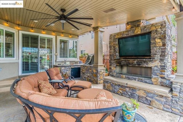 2438 Pinehurst Ct, Discovery Bay CA: https://media.crmls.org/mediaz/7d4c9266-2e40-4679-8d8b-55d9c0626c7d.jpg