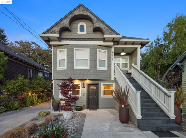 6528 Dover St, Oakland CA: https://media.crmls.org/mediaz/7d4ca822-6168-4c5a-81a1-616622df1c27.jpg