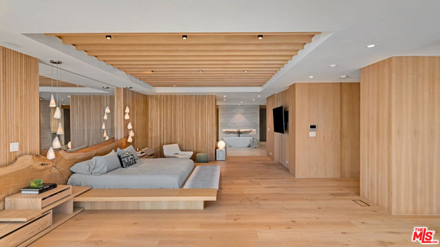 24572 Malibu Road, Malibu CA: https://media.crmls.org/mediaz/7d4cea0f-1621-4a49-be9c-9495772a066c.jpg