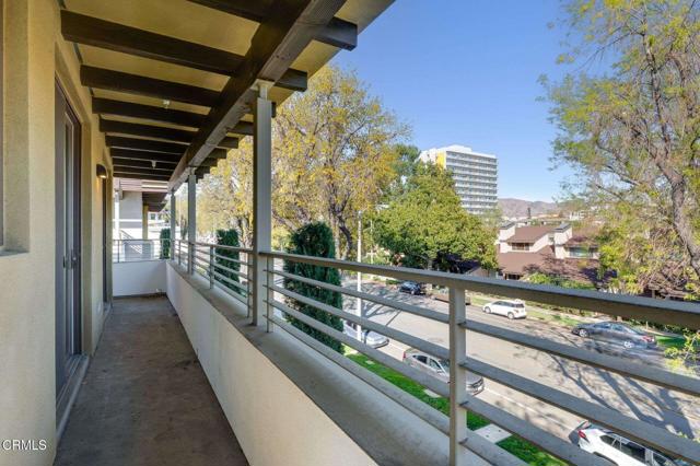 239 S Marengo Avenue, Pasadena CA: https://media.crmls.org/mediaz/7d4d1682-133f-4baf-b8a7-96e8654ec5a5.jpg