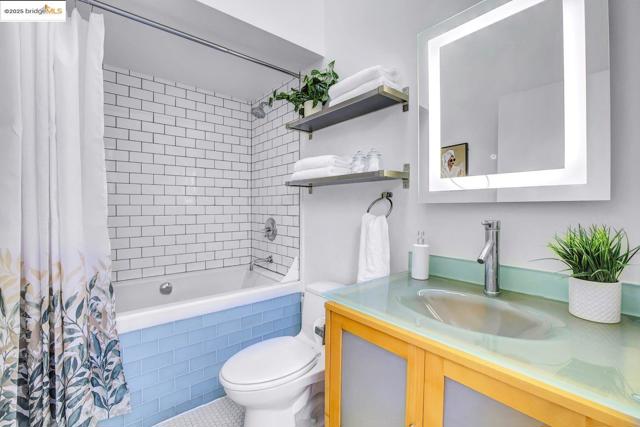 1695 15Th St, Oakland CA: https://media.crmls.org/mediaz/7d4d5bd3-1145-4824-b0d0-ec65b2497a21.jpg