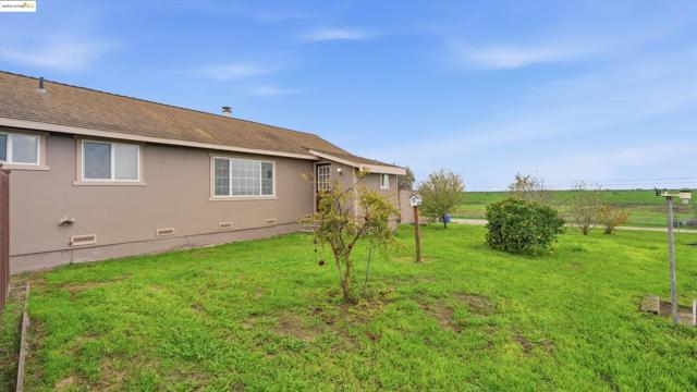 5372 Tule Tree Ln, Oakley CA: https://media.crmls.org/mediaz/7d4d8313-e243-4407-91b1-35aba14c9e3f.jpg
