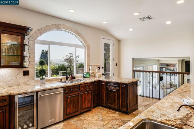 4040 Westminster Pl, Danville CA: https://media.crmls.org/mediaz/7d4dbdec-7060-494e-8b7f-e6d3f62d0a79.jpg