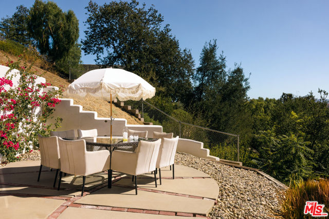 28333 Foothill Drive, Agoura Hills CA: https://media.crmls.org/mediaz/7d4df812-622f-409f-a278-f9940d0669c5.jpg