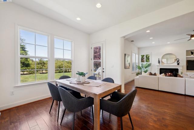 2307 Vineyard Heights Ln, Pleasanton CA: https://media.crmls.org/mediaz/7d50a83a-c59b-46c4-af5e-a6fb8b0747df.jpg