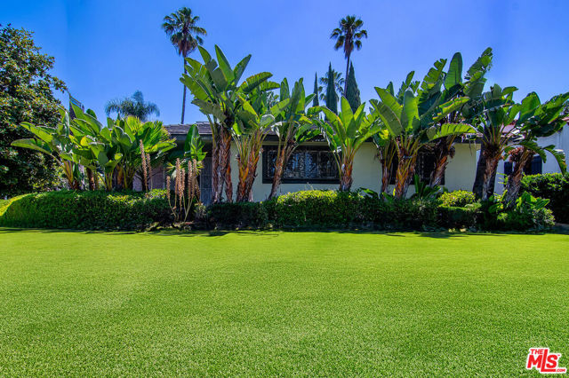 180 N Highland Avenue, Los Angeles CA: https://media.crmls.org/mediaz/7d510b95-2844-4253-ac7b-ef8b5bd7fe06.jpg